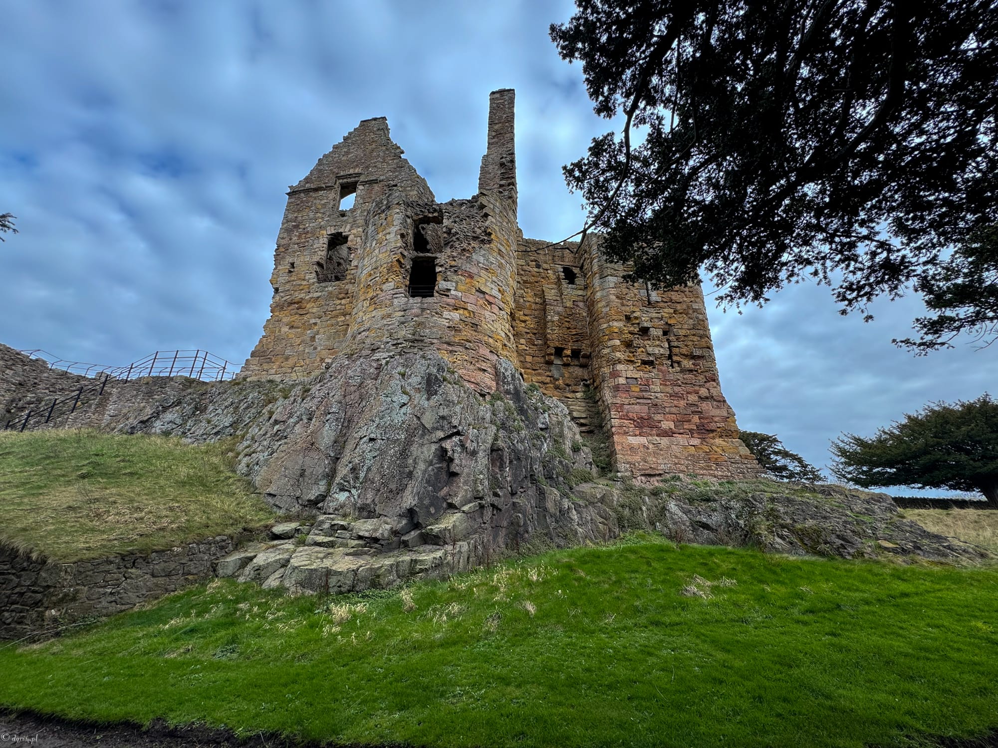 Zamek Dirleton w Szkocji – średniowieczna warownia