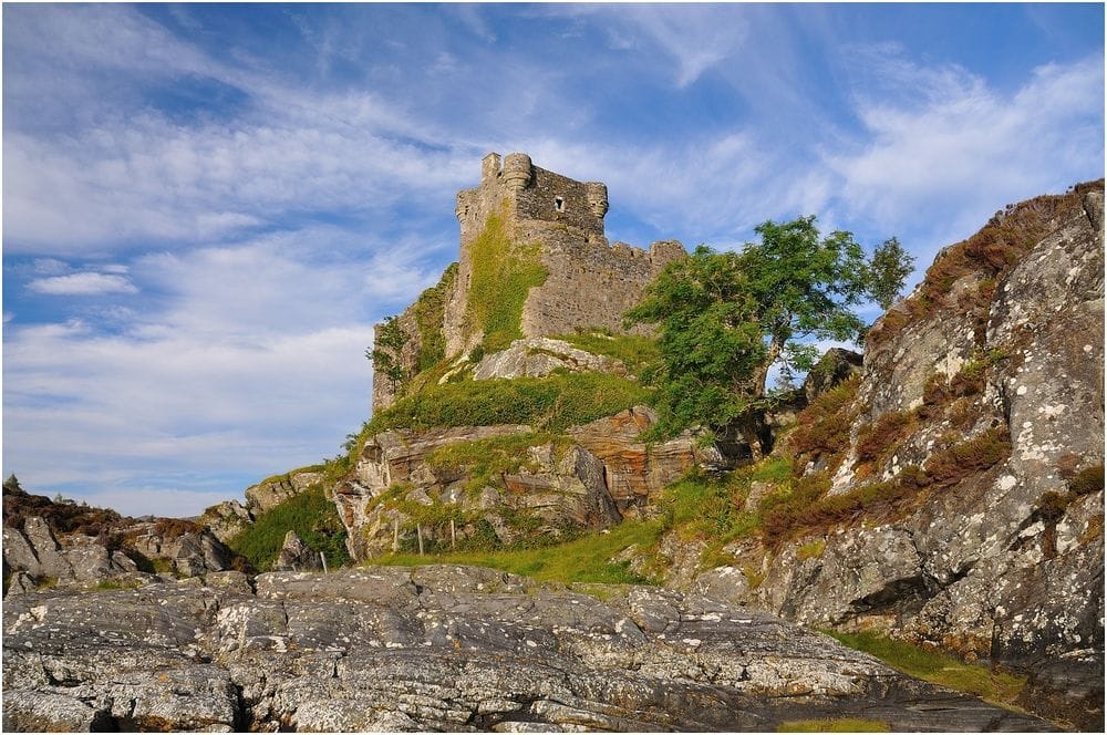 Zamek Tioram – tajemnicza ruina na szkockiej wyspie