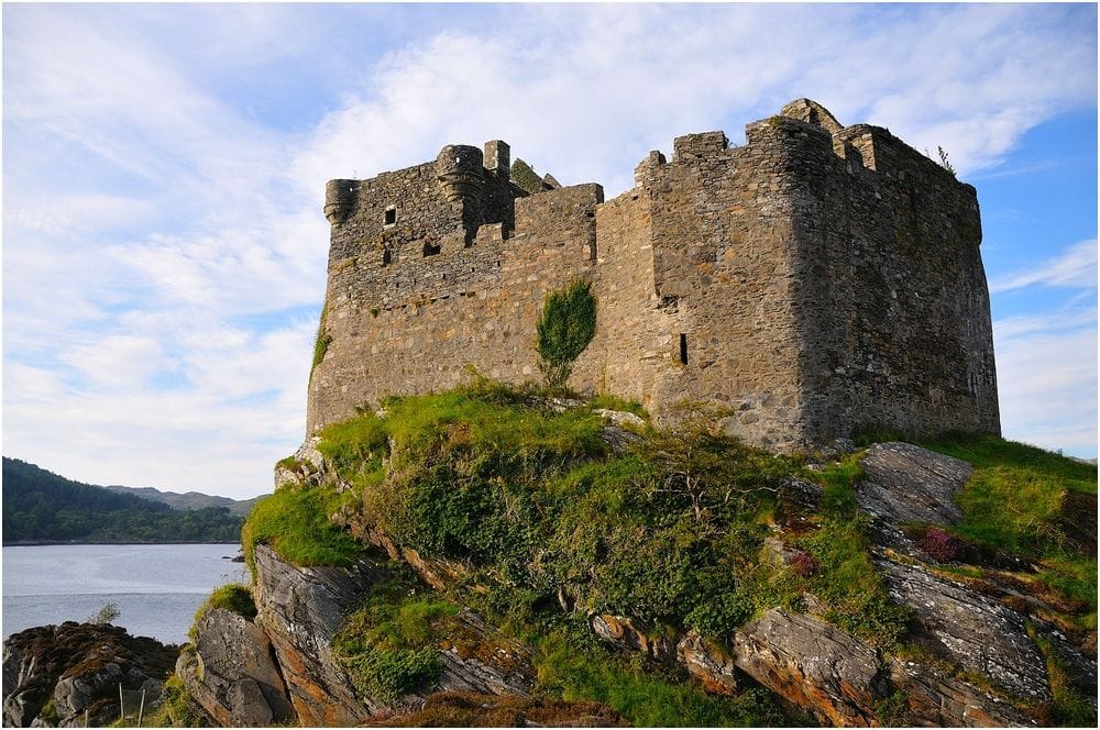 Zamek Tioram – tajemnicza ruina na szkockiej wyspie