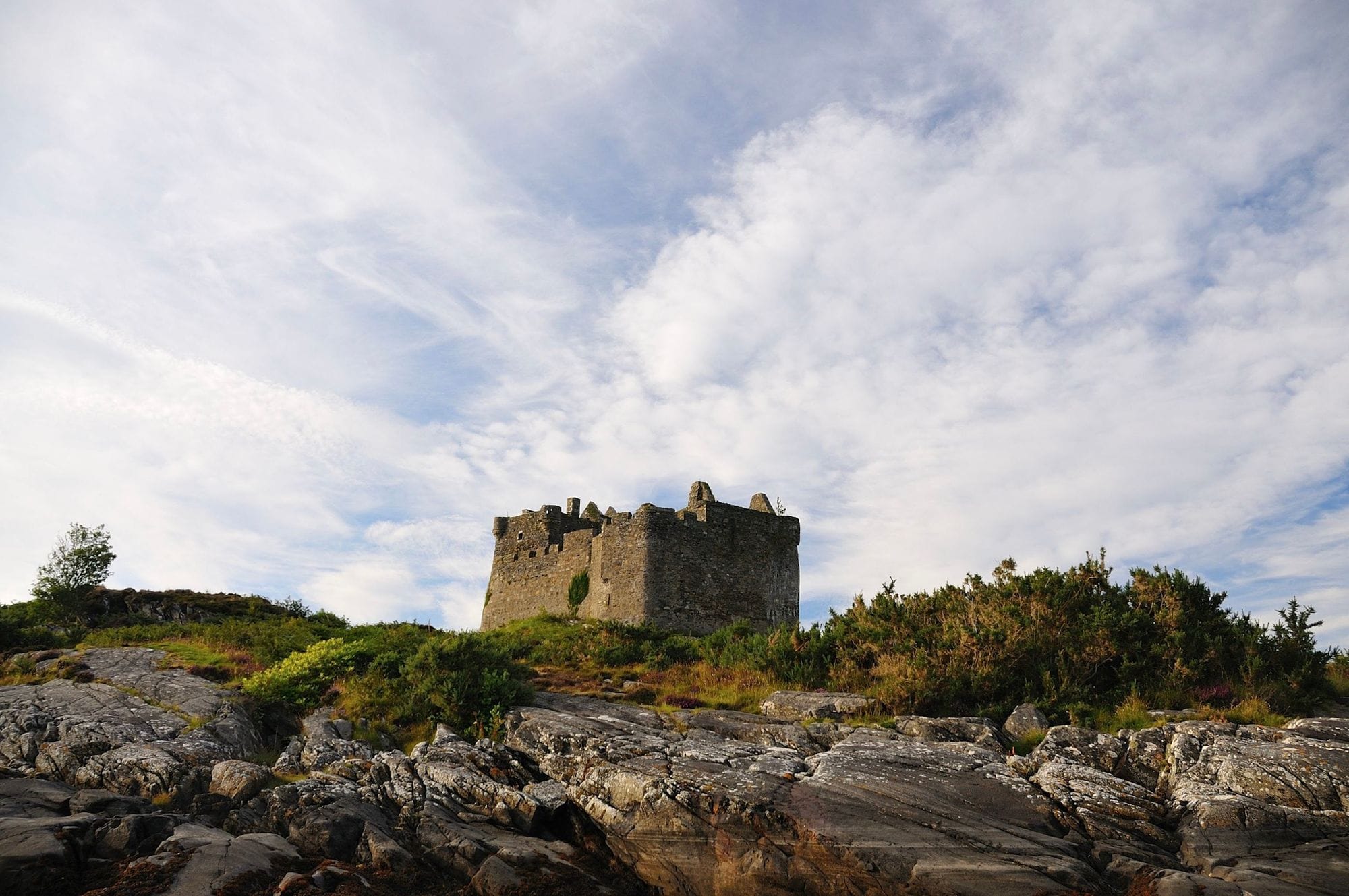 Zamek Tioram – tajemnicza ruina na szkockiej wyspie