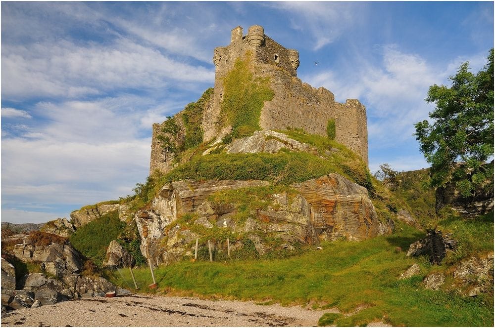 Zamek Tioram – tajemnicza ruina na szkockiej wyspie