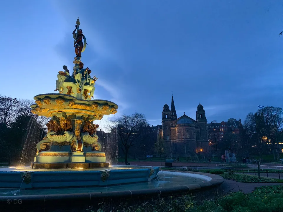Ross Fountain nocą – Edynburg w wieczornym blasku